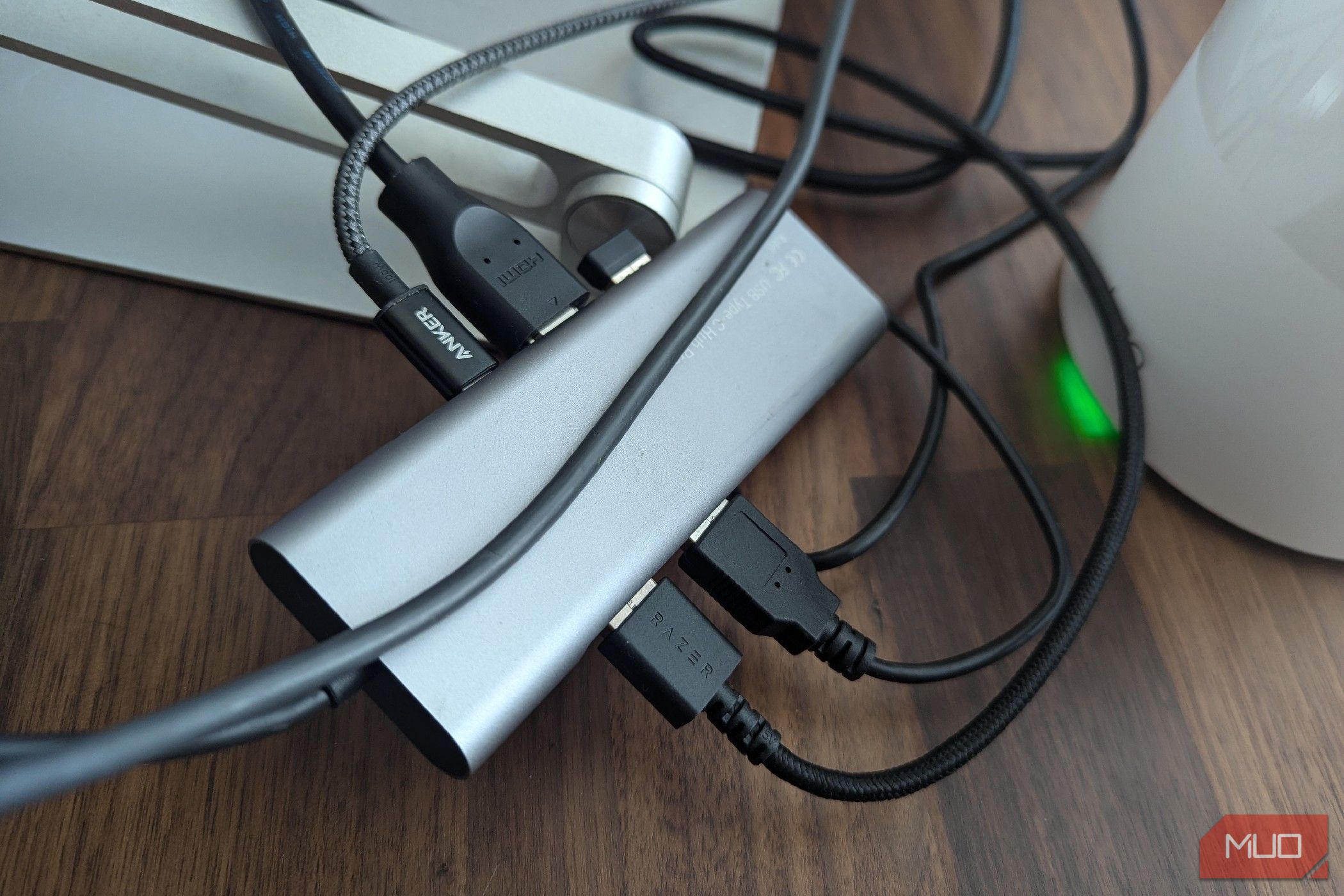 یک داک USB-C مملو از کابل.