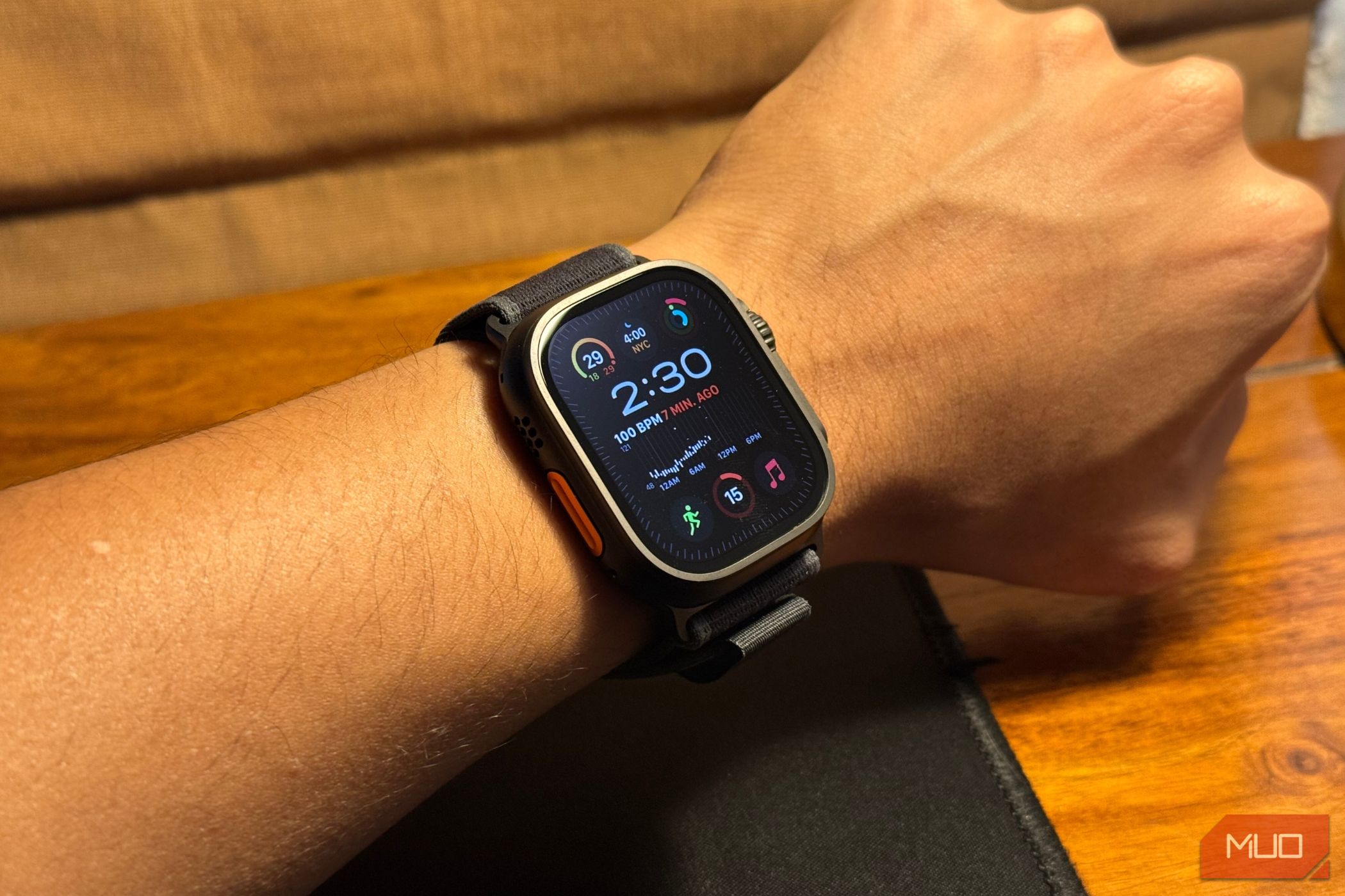 Apple Watch Ultra 2 Black Titanium روی مچ دست