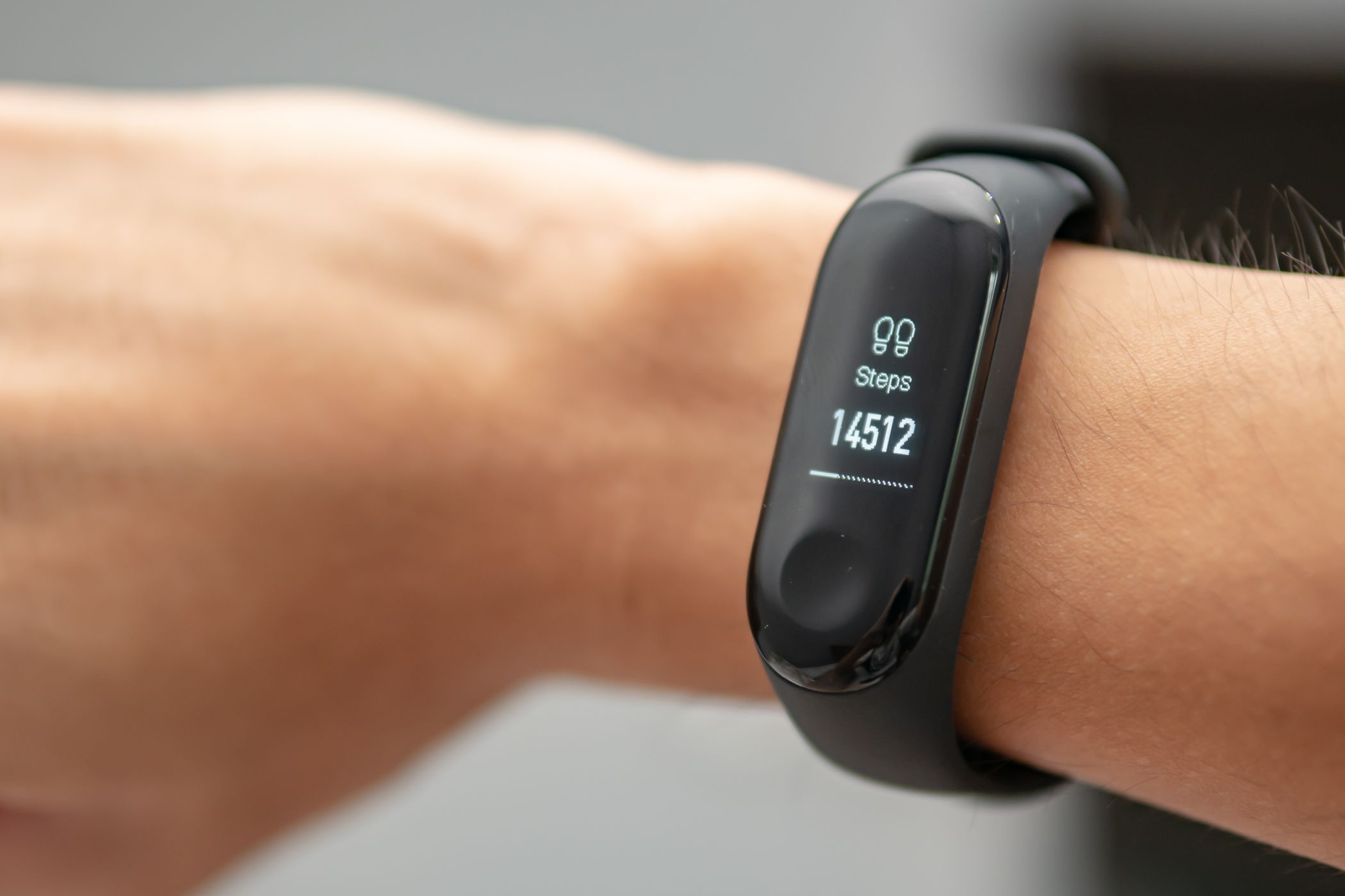 فردی با ردیاب گام fitbit روی مچ دست