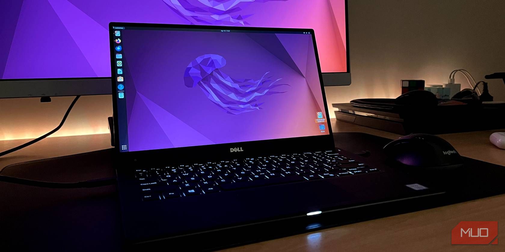 Dell XPS 13 اوبونتو را با مانیتور در پس‌زمینه اجرا می‌کند