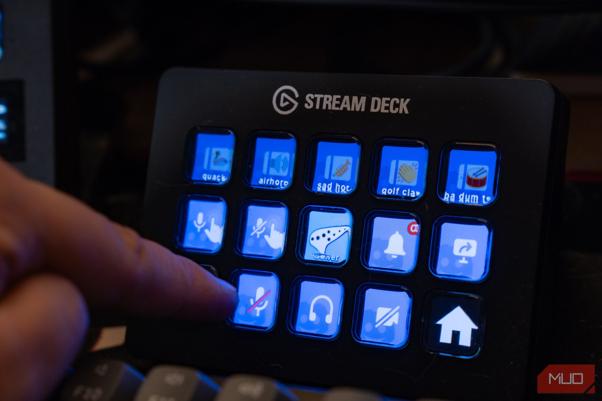 Elgato Stream Deck با نمادهای افزونه Discord و انگشتی که به یکی می‌رسد.