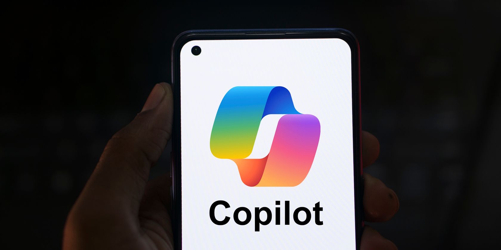 مردی که تلفن Android را با برنامه Copilot باز می کند