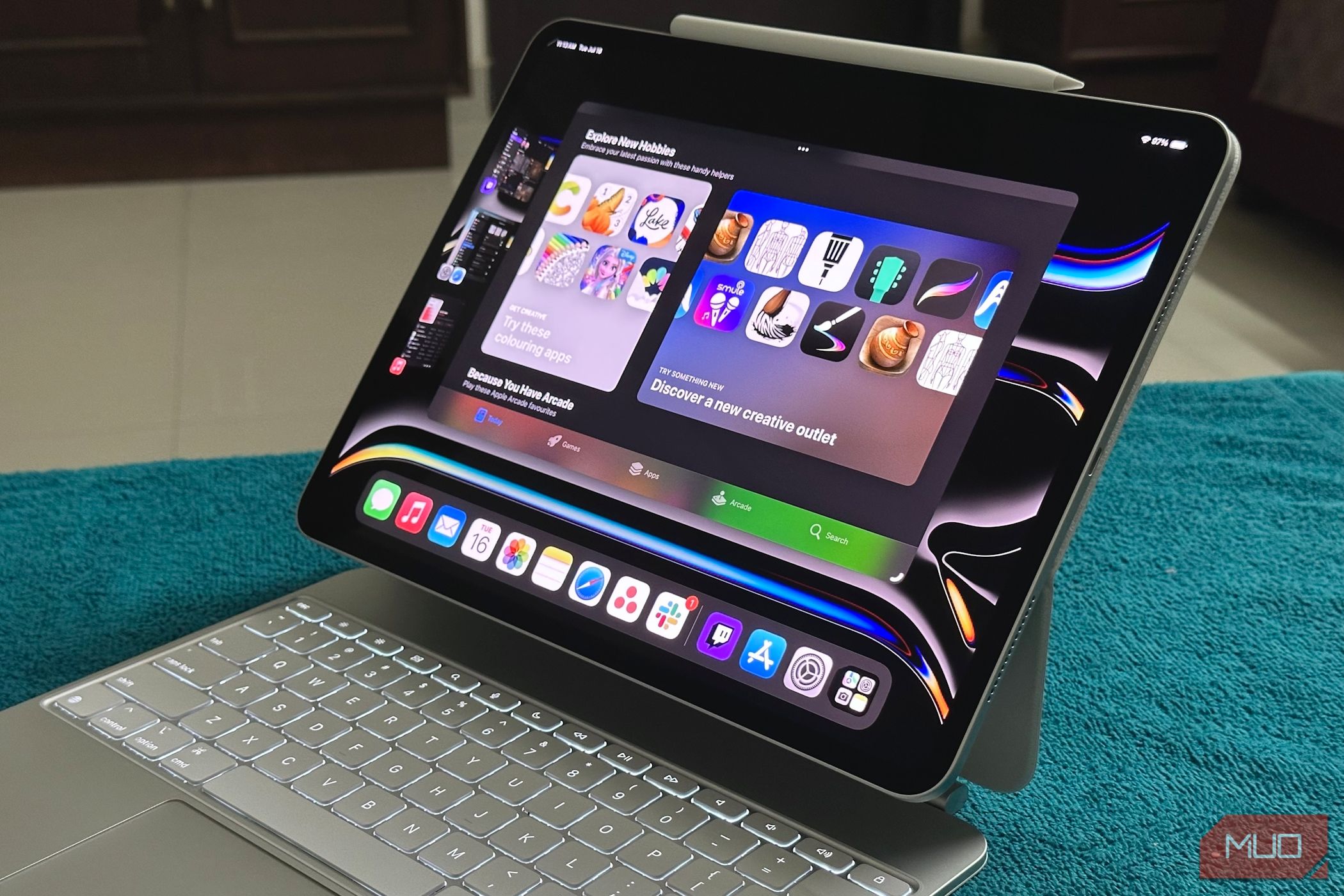 مدیر صحنه در یک iPad Pro متصل به یک صفحه کلید جادویی